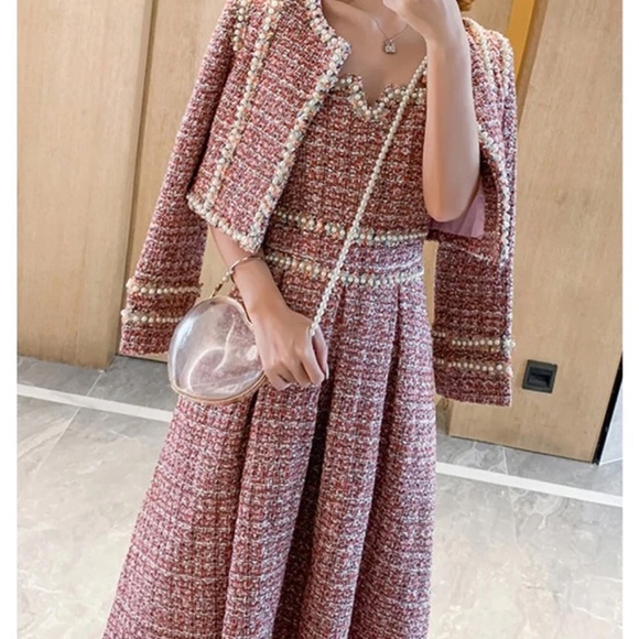 ⭐️SOLD⭐️Gorgeous tweed and pearl Jacket and Dress set - Picture 6 of 16